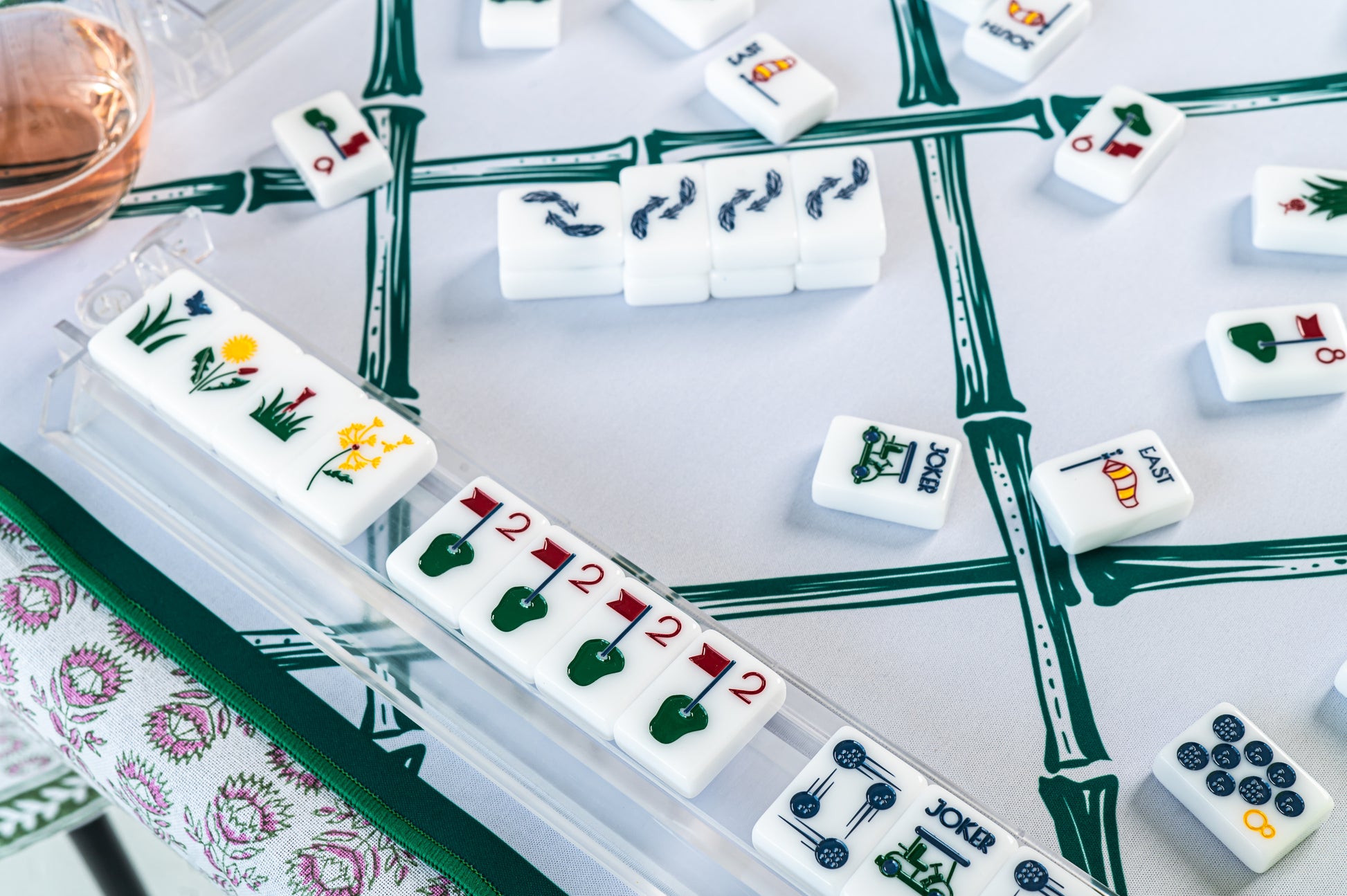 Golf-themed mahjong tiles with greens flags for craks, golf clubs for bams, golf balls for dots